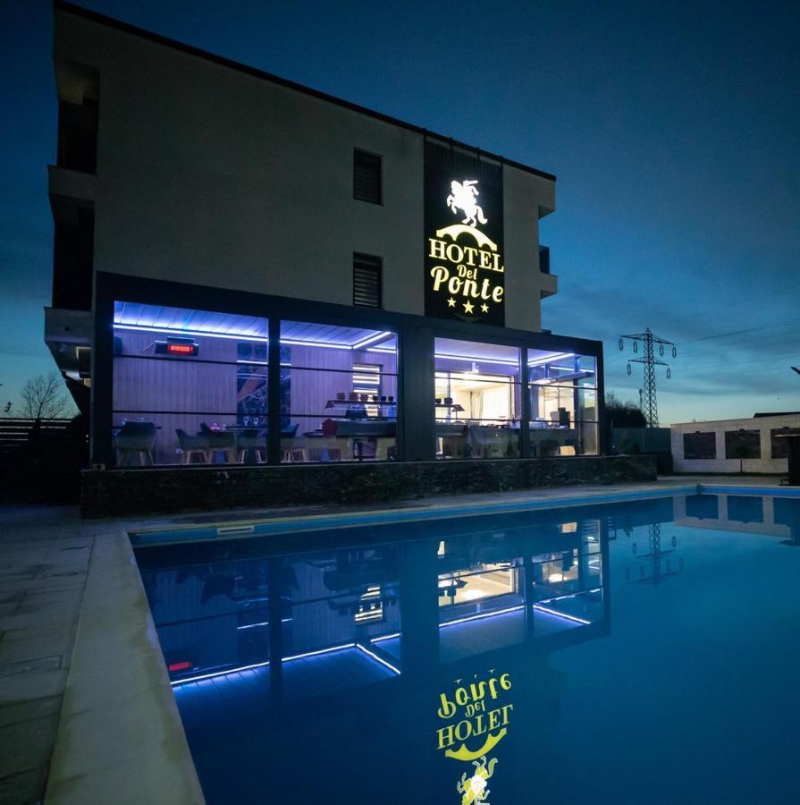 Hotel Del Ponte Targoviste Zewnętrze zdjęcie