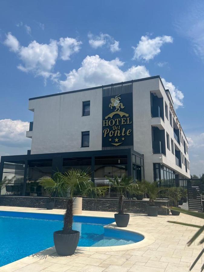Hotel Del Ponte Targoviste Zewnętrze zdjęcie